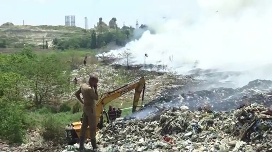 有毒ガスと煙で覆われたインドの港町。［写真　ＣＮＮ　ロイター　キャプチャー］