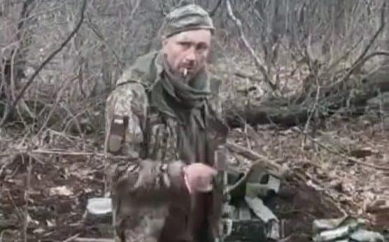 ソーシャルメディアに上げられた処刑映像のウクライナ戦争捕虜。［ソーシャルメディア　キャプチャー］