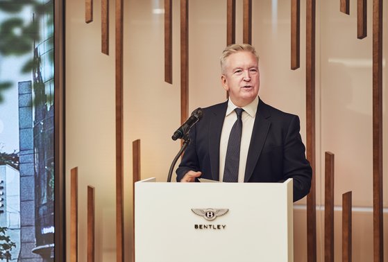 ８日にソウルのベントレーキューブで記者会見をするベントレーのエイドリアン・ホールマーク会長兼ＣＥＯ。［写真　ベントレー］