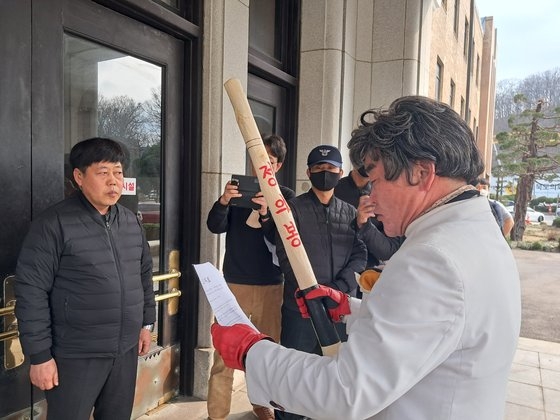 愛国国民運動大連合のオ・チョンド代表が９日午前、忠北道（チュンブク）庁を訪問して金栄煥（キム・ヨンファン）忠北知事の発言に抗議している。チェ・ジョングォン記者