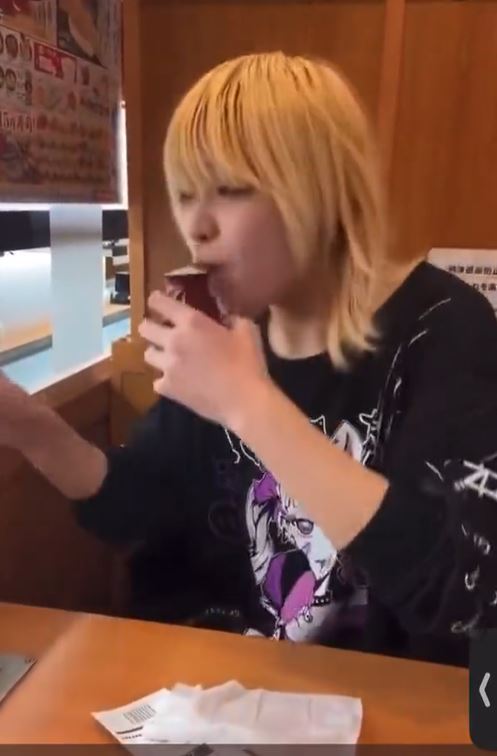 日本のある回転すしチェーン店で共用の醤油差しを口に含むなど非衛生的な迷惑行為をした吉野凌雅容疑者（２１）ら３人がソーシャルメディアに投稿した映像。［写真　ツイッター］