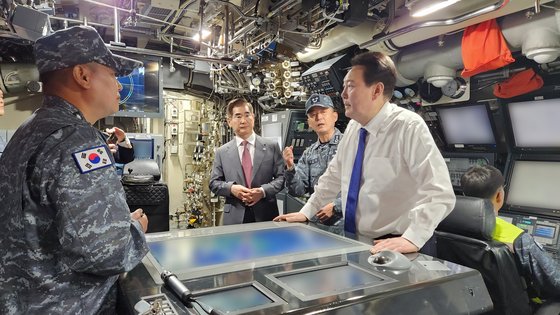 １０日、国内の技術で設計された潜水艦「島山安昌浩」内部を視察した尹錫悦（ユン・ソクヨル）大統領　［写真　大統領室］