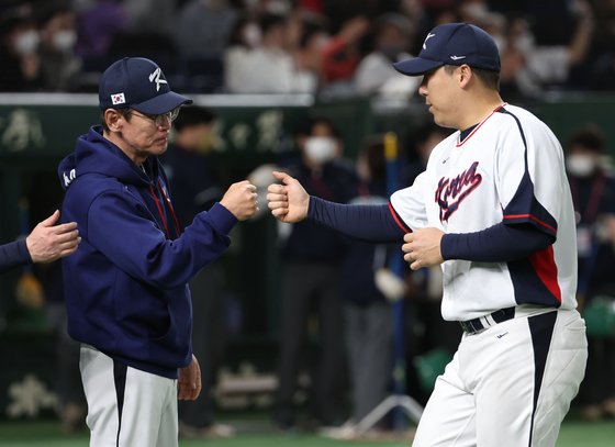 李強チョル監督とフィストバンプをする金賢洙（右）　［写真　聯合ニュース］