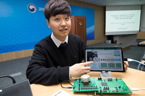韓国科学技術院（ＫＡＩＳＴ）のキム・サンジン研究員が１４日、科学技術情報通信部記者室で世界で初めて開発したトリプルモードセルＰＩＭ半導体「ダイナプラジア」について説明している。［写真　科学技術情報通信部］