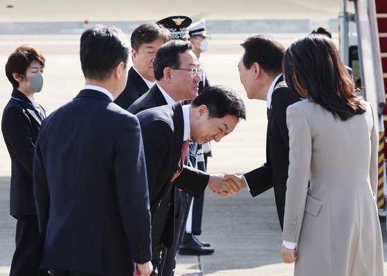 尹大統領夫妻に９０度でお辞儀する与党代表。［写真　聯合ニュース］