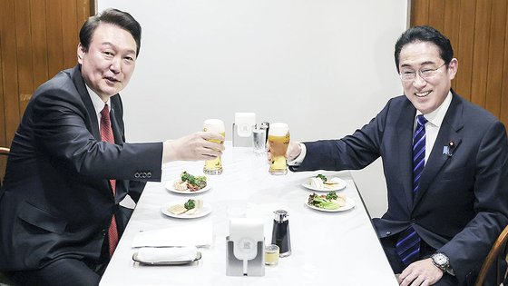 韓日両首脳が乾杯する様子。［写真　聯合ニュース］