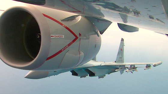 ロシア戦闘機Ｓｕ－３５フランカーＥが米海軍海上哨戒機Ｐ－８Ａの近くを飛行している。このように近接飛行する場合、衝突する可能性がある。　［写真＝米海軍］