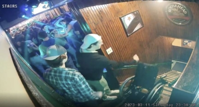 米マーシーハースト大学アイスホッケーチームのカーソン·ブリエール選手が、バーで障害者の車椅子を階段の下に落とした映像が公開され、非難を浴びている。［ツイッター　キャプチャー］