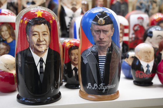 写真】習近平主席とプーチン大統領のマトリョーシカ人形 | Joongang