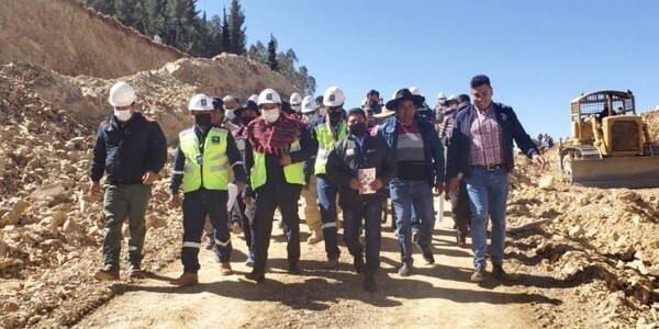 昨年８月ボリビアのスクレ～ヤンパラエス高速道路建設工事現場を視察している関係者たち。［写真　ボリビア公共事業部　ホームページ　キャプチャー］