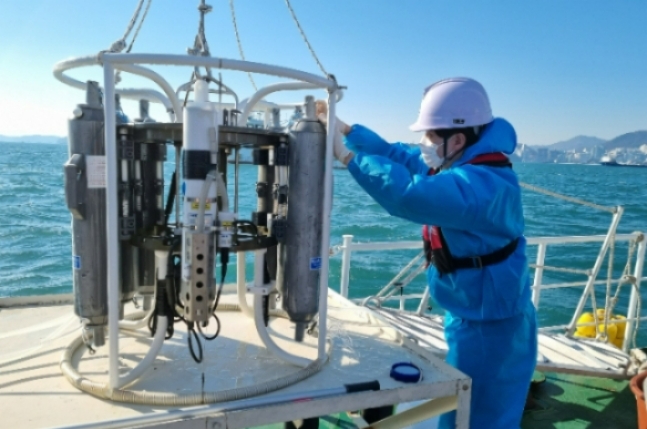 海洋環境公団が釜山沖に位置する定点で海洋放射能調査試料を採取している。［写真　海洋水産部］