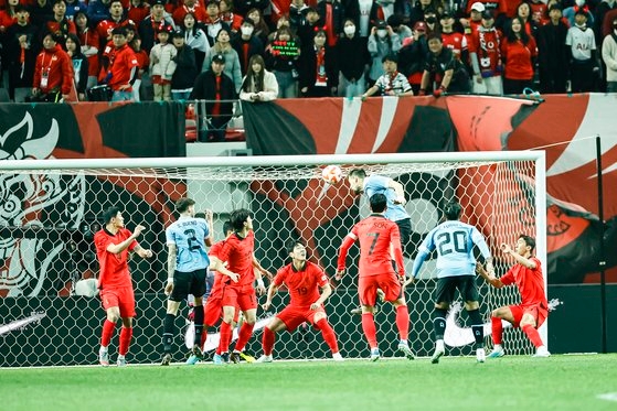 サッカー韓国代表が昨年１１月のカタールＷ杯以来４カ月ぶりとなる南米の強豪ウルグアイ代表とのリターンマッチで１－２で敗れた。前半１０分にウルグアイ代表のＤＦコアテス（右から３人目）がヘディングでゴールを決めた。　チョン・ミンギュ記者