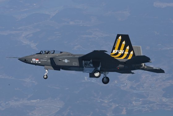 初飛行に成功した「ＫＦ－２１」試作４号機の様子。［写真　防衛事業庁］