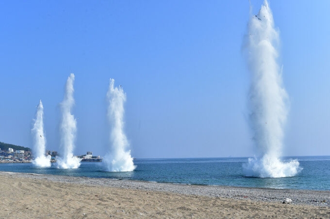 ２９日午前、浦項（ポハン）海岸の軍統合訓練場で韓米海軍・海兵隊上陸突撃作戦が行われた中、海岸に砲弾が落ちている。　海兵隊提供