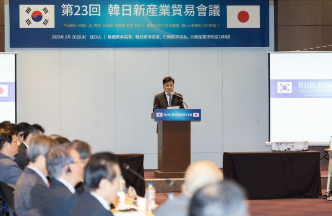 貿易協会の鄭晩基（チョン・マンギ）副会長が３０日、ソウルで開かれた第２３回韓日新産業貿易会議で挨拶をしている。［写真　貿易協会］