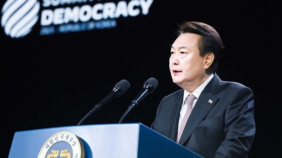 尹錫悦大統領が３０日にソウルで開かれた第２回民主主義首脳会議インド太平洋地域会議で歓迎あいさつをしている。［写真　韓国大統領室］
