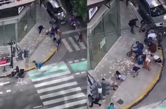 路上に落ちたお金を拾っている市民。［写真　動画キャプチャー］