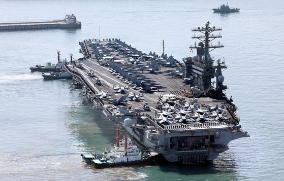 米国海軍の原子力空母「ニミッツ」（ＣＶＮ　６８）が先月２８日、釜山（プサン）海軍作戦司令部釜山作戦基地に入港している。ソン・ボングン記者