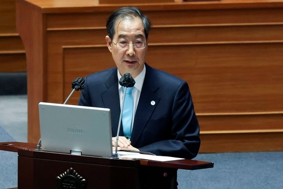 韓国の韓悳洙首相が３日午後、国会本会議場で開かれた政治、外交、統一、安保分野の対政府質問に出て、共に民主党の朴用鎮議員の質疑に答えている。［中央フォト］