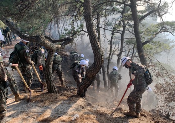 ２日午後、火災が発生したソウル鍾路区仁王山で軍将兵たちが消火作業をしている。［写真　ソウル市］
