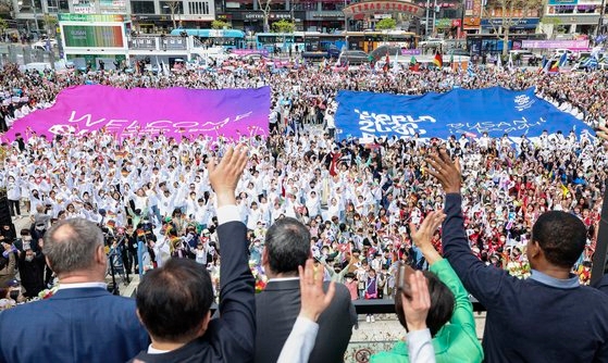 ４日、釜山駅に到着した２０３０万博調査団が歓迎行事に参加した市民たちに挨拶している。ソン・ボングン記者