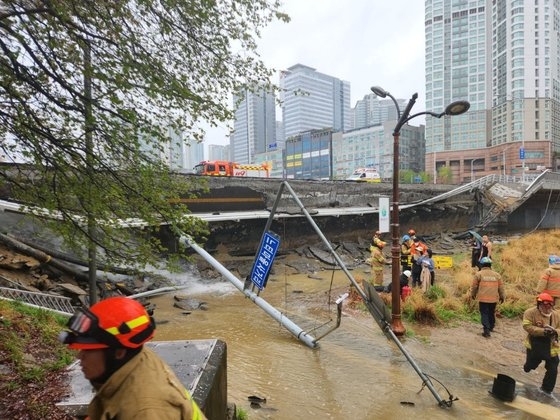 ５日、京畿道城南市盆唐区亭子洞で橋の歩道が崩れ落ちる事故が発生し、通行者１人が死亡した。　写真＝京畿道消防災難本部