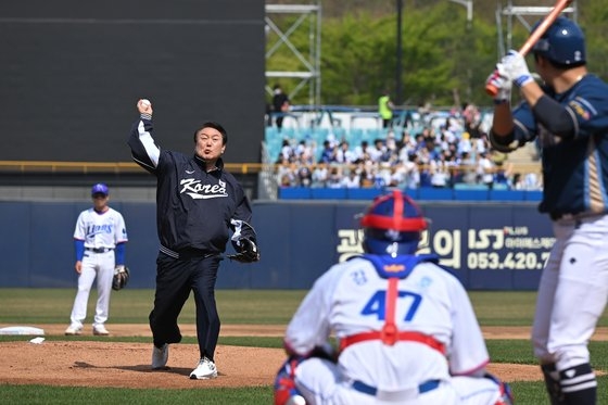 尹錫悦大統領が１日午後に大邱で行われたプロ野球ＮＣダイノス対サムスン・ライオンズのシーズン開幕戦に先立ち始球式の練習をしている。［写真　韓国大統領室］