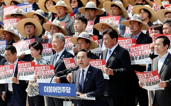 朴洪根（パク・ホングン）共に民主党院内代表が３日、国会の前で開かれた「大統領拒否権反対およびコメ価格正常化法公布要求大会」で発言している。　キム・ソンリョン記者
