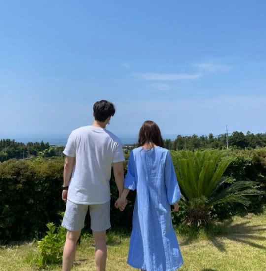 ７月に結婚すると報告した俳優シム・ヒョンタクが感想を伝えた。写真はシム・ヒョンタク（左）と花嫁の女性の後ろ姿［写真　シム・ヒョンタクのインスタグラム］