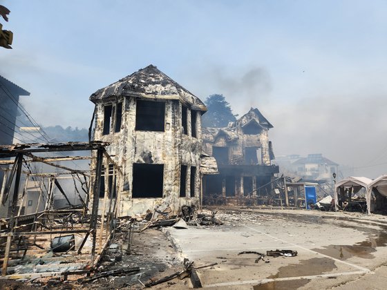 １１日午後、江原道江陵市のペンション村は爆撃を受けたように焼けている。パク・ジンホ記者