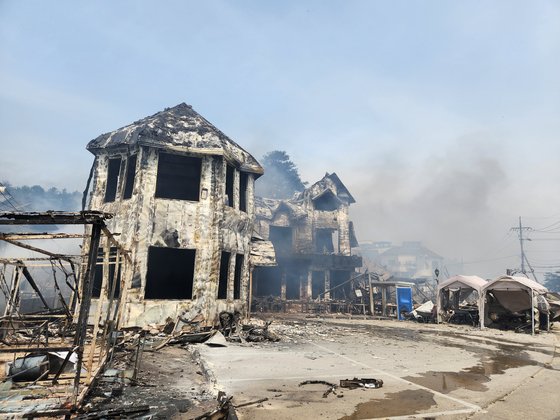 １１日午後、江原道江陵市のペンション村は爆撃を受けたように焼けている。パク・ジンホ記者