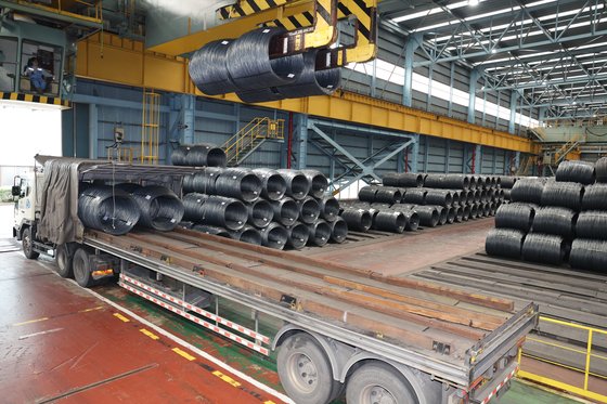 先月ポスコ浦項製鉄所第２線材工場の製品倉庫から製品が出荷されている。ポスコは民主労総貨物連帯がストを撤回するとこの日から製品の陸上運送を再開した。［写真　ポスコ］