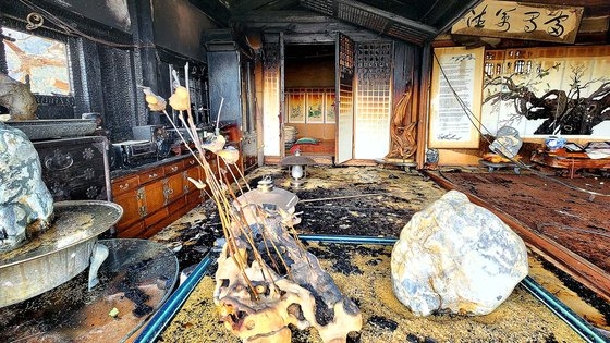 １１日午前、江原道江陵市で発生した山火事で江原道有形文化財「江陵防海亭」の一部が焼失した。パク・ジンホ記者