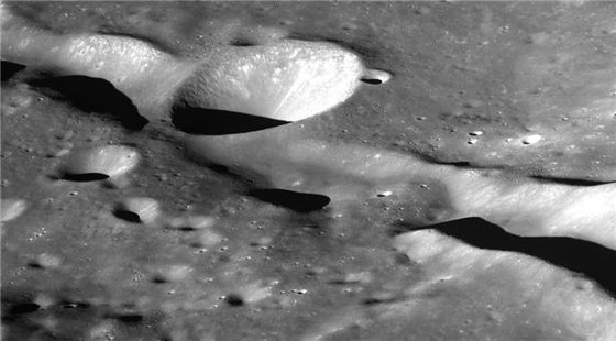 科学技術情報通信部と韓国航空宇宙研究院がタヌリが撮影した月裏面の高解像度映像を１２日公開した。写真はタヌリが撮影した月裏面のシュレディンガー峡谷。［写真　韓国航空宇宙研究院］