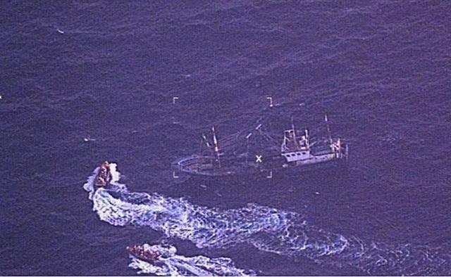 １２日午前７時３０分ごろ、韓国の西海（ソヘ、黄海）海洋警察庁航空団と木浦（モクポ）海洋警察署所属の艦艇が協力しながら違法操業中だった中国の底引き網漁船を拿捕している。［写真　西海洋警察庁］