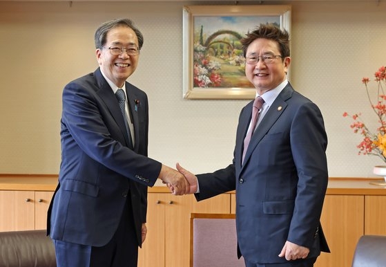 韓国文化体育観光部の朴普均長官が１４日に東京で日本の斉藤鉄夫国土交通相と握手し記念撮影をしている。［写真　文化体育観光部］