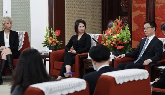 ドイツのアナレーナ・ベアボック外相（４３、中央の女性）が中国の韓正国家副主席（右）と１４日、北京・中南海で会見している。［写真　アナレーナ・ベアボック外相　インスタグラム］