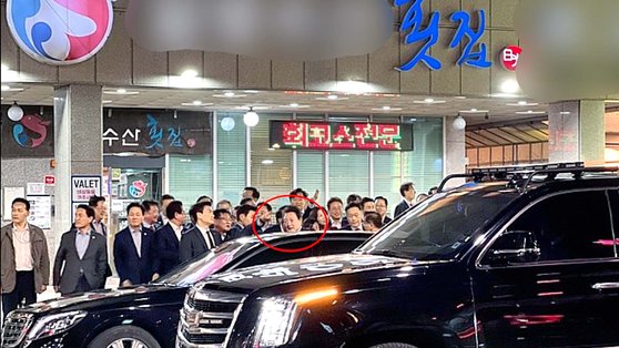 尹錫悦大統領が６日に訪れた釜山市海雲台区のある刺し身店。［写真　ツイッター］