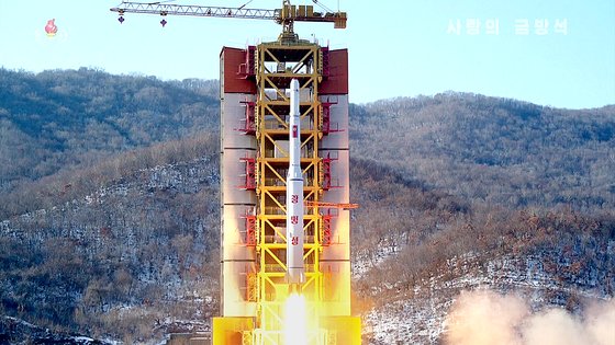 北朝鮮が２０１６年に軌道に乗せた光明星４号の打ち上げ場面　［朝鮮中央テレビ画面］