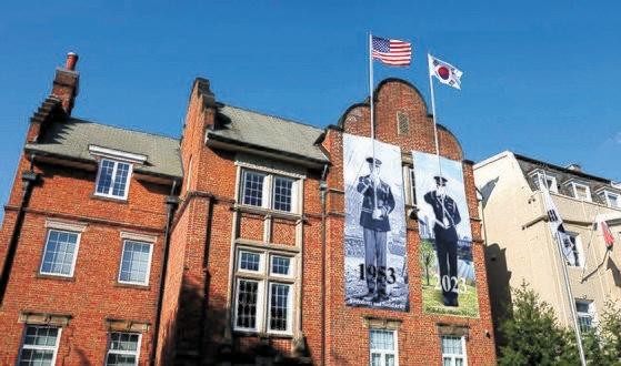 尹錫悦大統領の国賓訪問を控えワシントンＤＣの韓国文化院の外壁に韓米同盟７０年記念掲示物が設置されている。１９５３年の米国儀仗隊と２０２３年の韓国儀仗隊がそれぞれ星条旗と太極旗を持って並んで立っている姿のイメージを通じ今年７０周年を迎えた韓米同盟の歴史と大切さを刻んだ。［写真　韓国大統領室］