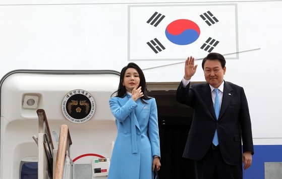米国を国賓訪問する尹錫悦（ユン・ソクヨル）大統領と金建希（キム・ゴンヒ）夫人が２４日、城南（ソンナム）ソウル空港で空軍１号機に搭乗し、歓送客にあいさつしている。　カン・ジョンヒョン記者