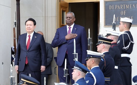 尹錫悦（ユン・ソクヨル）大統領が２７日午後（現地時間）、ワシントンＤ．Ｃ．郊外のペンタゴン（国防総省）を訪問した。オースティン国防長官に迎えられ、国民儀礼をしている。　大統領室写真記者団
