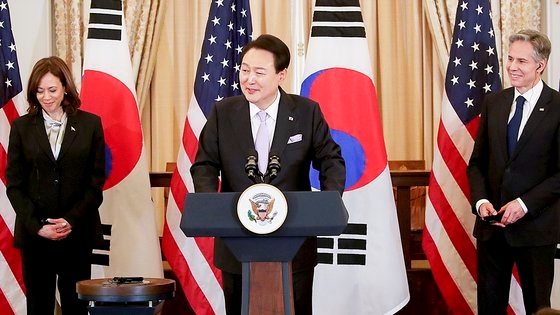 米国を国賓訪問した韓国の尹錫悦（ユン・ソクヨル）大統領が２７日（現地時間）、米国副大統領および国務長官が主催する国賓昼食会が開かれたワシントンＤＣ国務省ベンジャミン・フランクリン・ダイニングルームでハリス副大統領とブリンケン国務長官の歓迎辞に答辞を述べている。［写真　大統領室写真記者団］