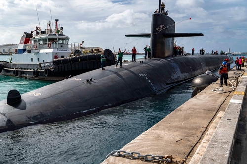 グアムに入港した米オハイオ級戦略原子力潜水艦（ＳＳＢＮ）「メイン」　［写真＝米太平洋艦隊ツイッター］