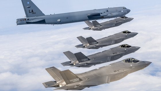 韓米空軍が１４日に韓半島上空で韓国軍のＦ３５Ａ戦闘機と米軍のＢ５２Ｈ戦略爆撃機、Ｆ１６戦闘機が参加する中で合同空中演習を実施している。［写真　韓国国防部］