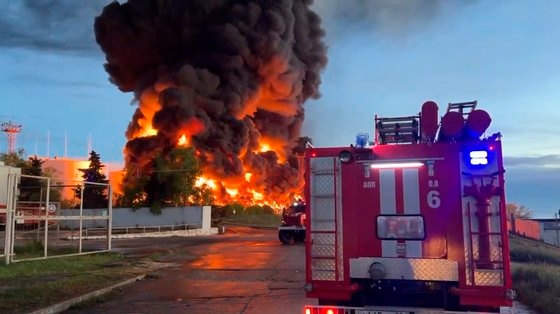 ウクライナ軍の襲撃で爆発したクリミア半島の燃料貯蔵庫。［ＡＰ＝聯合ニュース］