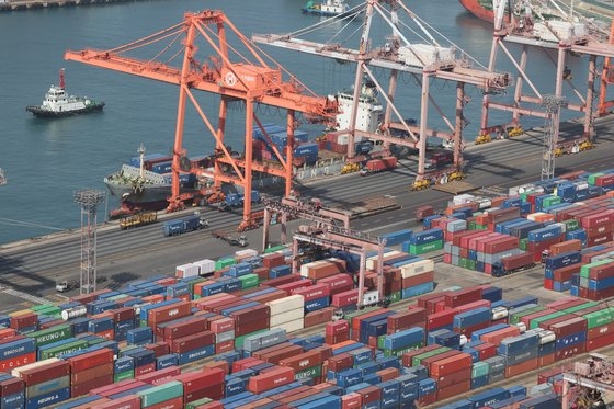 釜山港神仙台埠頭全景。ソン・ボングン記者