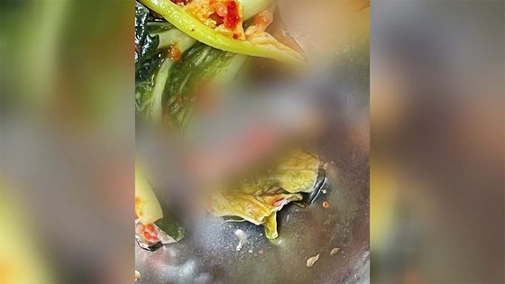 ソウルの高校の給食で死んだカエルの体の一部が見つかった。　［写真＝ツイッターキャプチャー］