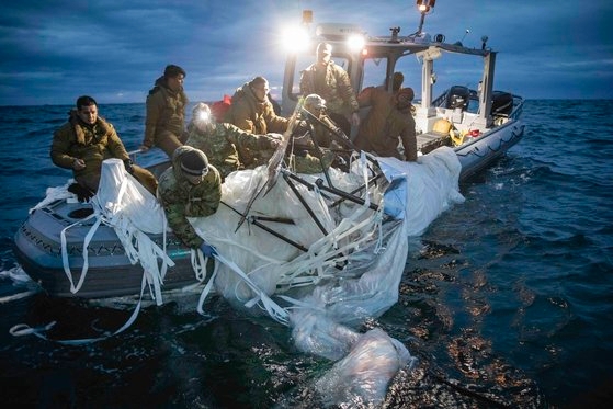 今年２月５日（現地時間）、米国サウスカロライナ州マートルビーチ近海で海軍の爆発物処理班（ＥＯＤ）の隊員が撃墜された中国偵察気球の残骸を引き上げている。［写真　米海軍］