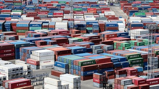釜山埠頭の野積場にコンテナがいっぱい積まれている。輸出が７カ月連続減少し貿易収支は１４カ月連続の赤字を記録した。ソン・ボングン記者